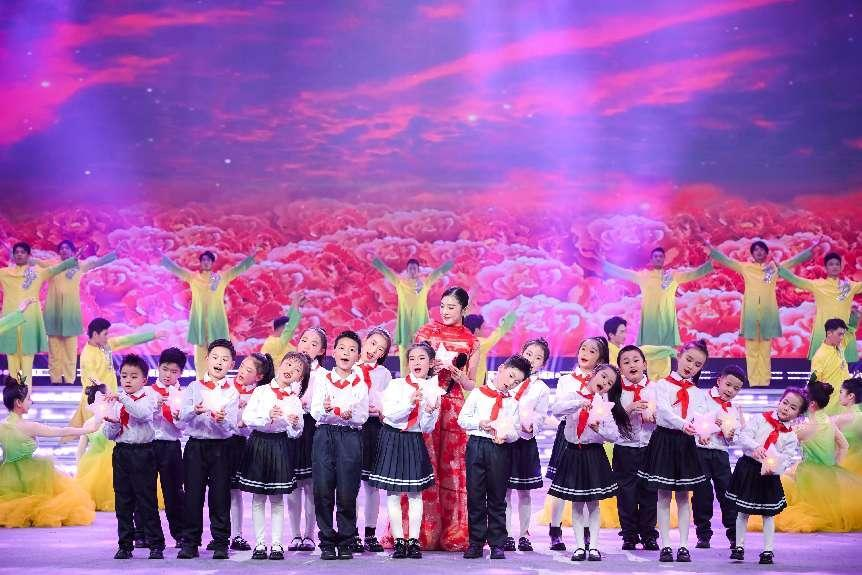 影视导读-2024年四川省农民工春晚打造“川味”文化娱乐大餐，唱响新时